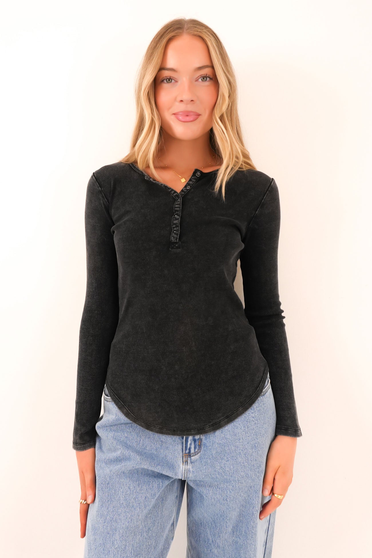 Jace Henley Top Washed Black