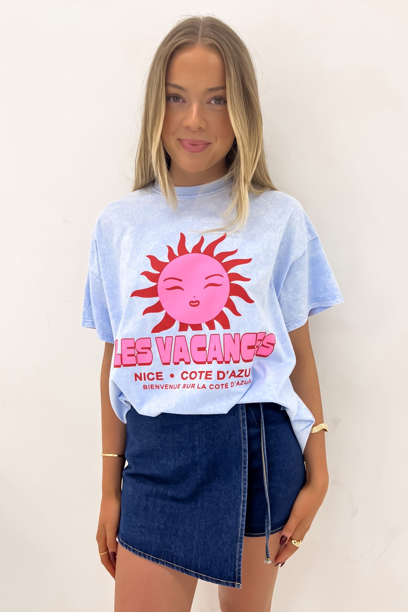 Les Vacances Tee Blue Acid Wash