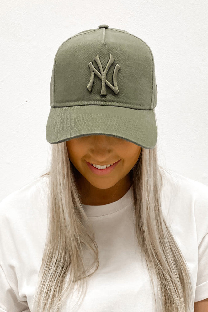 New York Yankees 9FORTY Cloth Strap Dusk Olive - Jean Jail