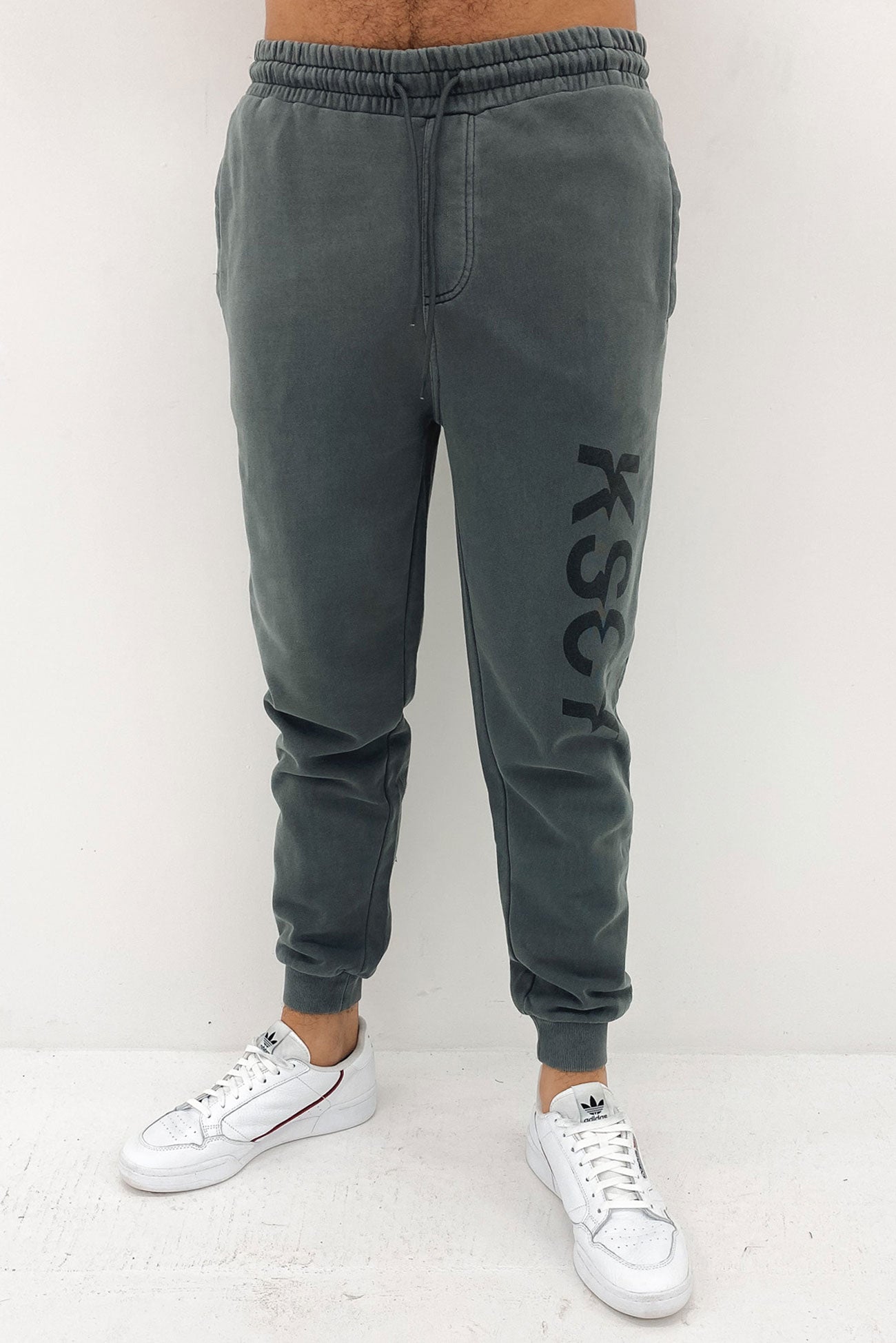 Saxon Trackpant Pigment Charcoal